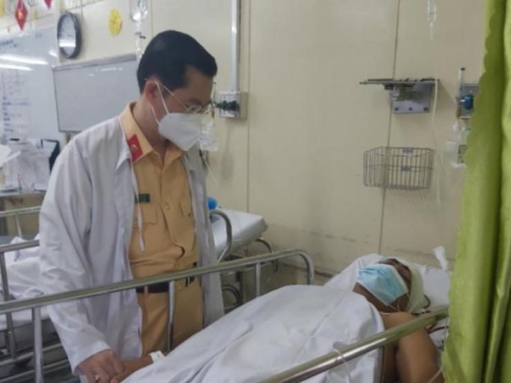 Tin tức trong ngày - Thiếu tá CSGT bị người vi phạm tông chấn thương sọ não, gãy xương hàm