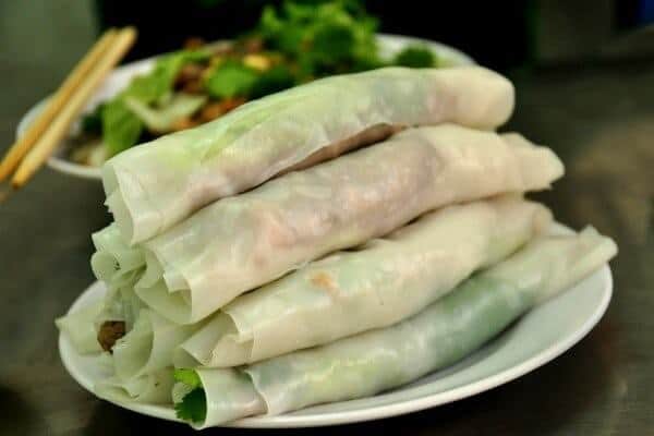 Phở cuốn rất dễ ăn