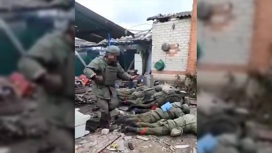 Hình ảnh cắt từ video nghi là cảnh binh sĩ Nga bị hành quyết.