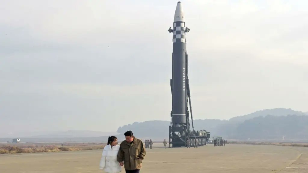 Ông Kim Jong Un và con gái cùng xem tên lửa (ảnh: KCNA)