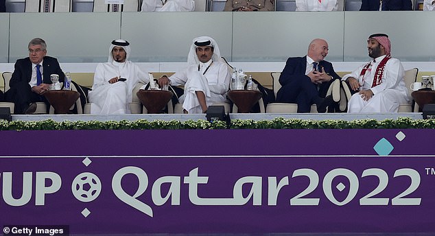 Chủ tịch FIFA&nbsp;Gianni Infantino&nbsp;(thứ hai từ bên phải)&nbsp;trò chuyện thân mật cùng thái tử Ả Rập Saudi Mohammed bin Salman (ngồi ngoài cùng bên phải).