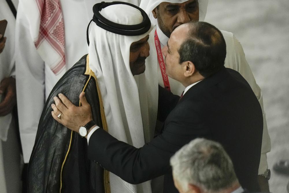 Quốc vương Qatar Tamim bin Hamad Al Thani (trái) gặp Tổng thống Ai Cập Abdel Fattah el-Sisi trước khi trận khai mạc World Cup khởi tranh.