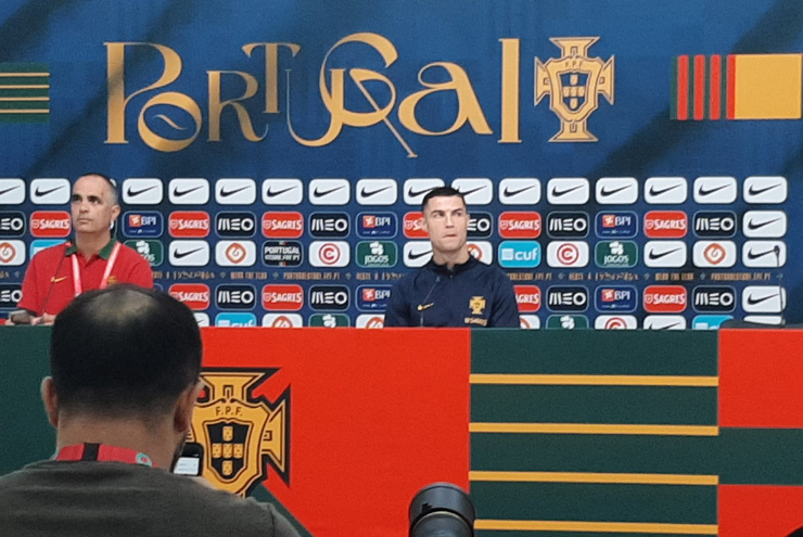 Ronaldo bất ngờ tham dự họp báo trước buổi tập của ĐT Bồ Đào Nha