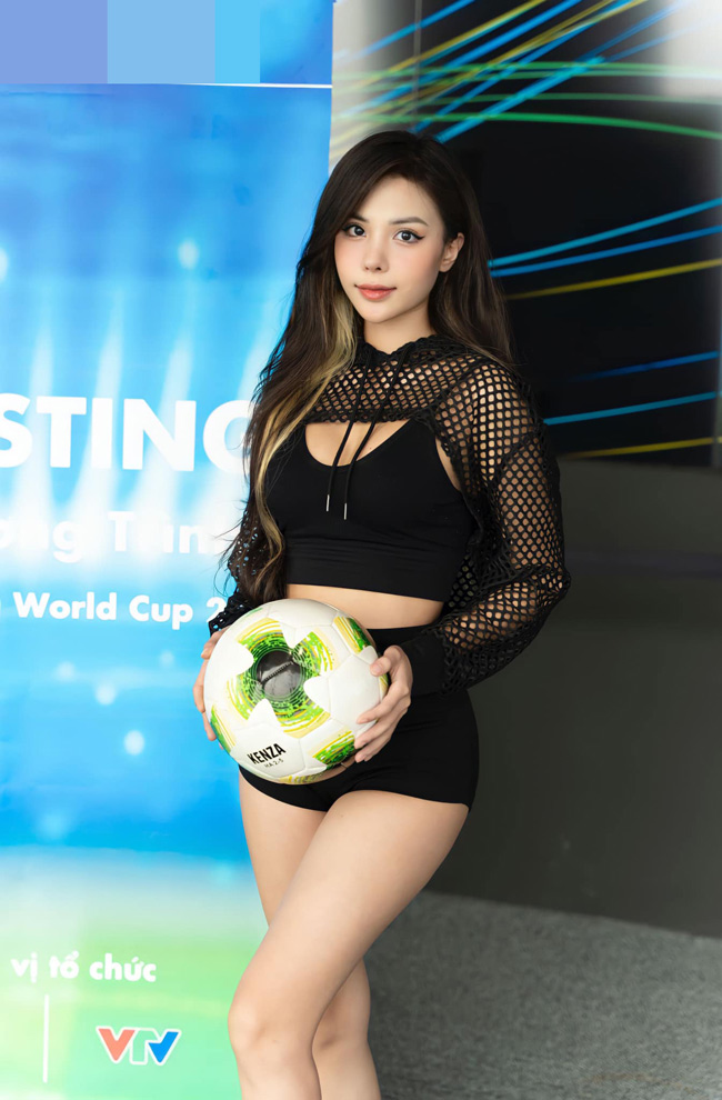 Cô nàng là đại diện của đội tuyển Nhật Bản. Trên Facebook cá nhân, Quỳnh Anh thường xuyên cập nhận hình ảnh đồng hành cùng giải bóng đá lớn nhất hành tinh này. 

