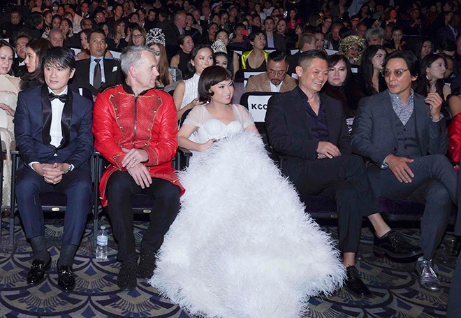 Hà Phương ngồi cạnh 2 tên tuổi lớn, tài tử Hong Kong Ngô Ngạn Tổ cùng ngôi sao võ thuật Andy Cheng