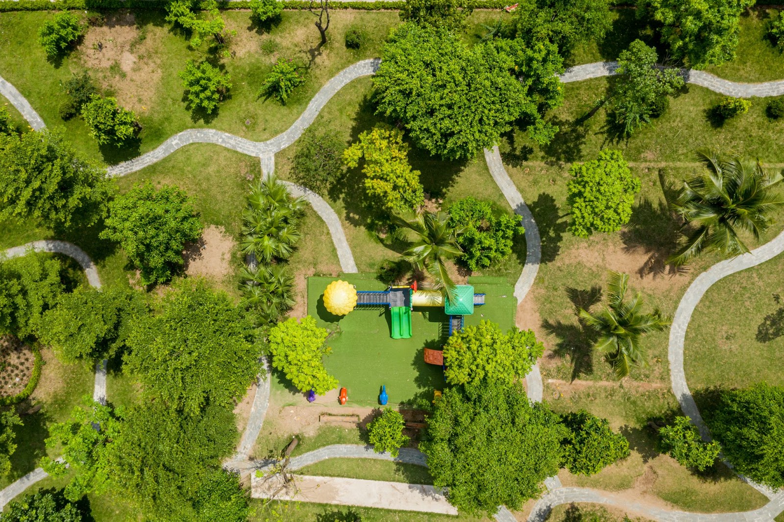 Hệ sinh thái xanh đan xen dày đặc nội khu tạo ra không gian sống khoáng đạt, trong lành