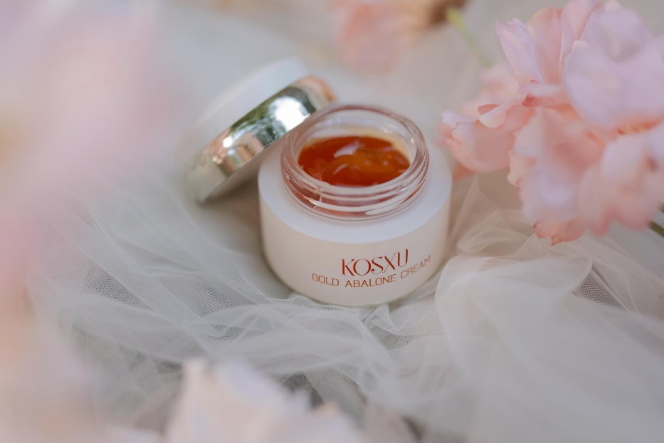 Dấu hiệu của tuổi tác cùng với khắc nghiệt của thời tiết sẽ khiến làn da của người mình yêu thương nhiều khuyết điểm, vậy thì còn chần chờ gì nữa bạn không “tậu” ngay một kem dưỡng bào ngư của Kosxu làm quà tặng họ.