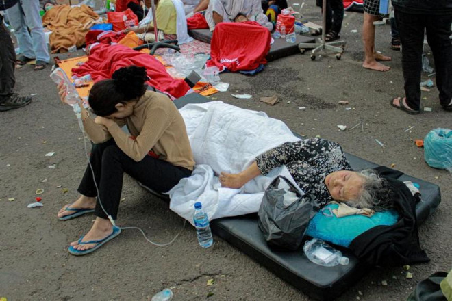 Những người bị thương sau trận động đất được điều trị bên ngoài một bệnh viện ở Cianjur, Tây Java. Ảnh: AP