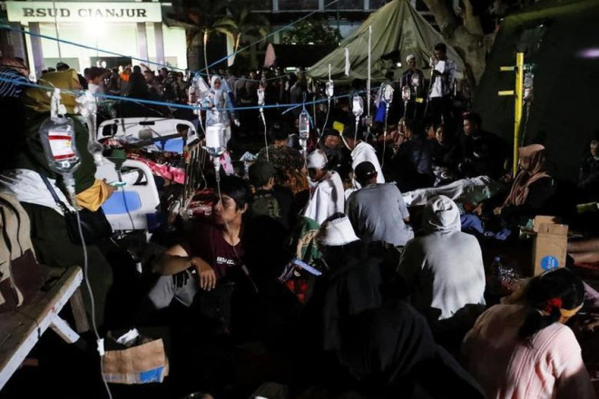 Người bị thương được điều trị ở bên ngoài bệnh viện ở Cianjur, Tây Java. Ảnh: REUTERS