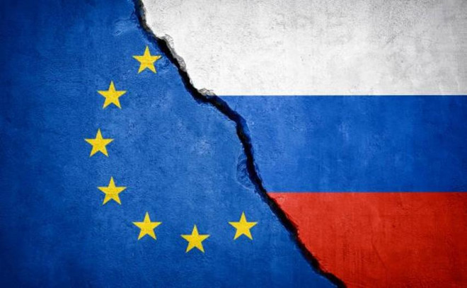 Cờ Liên minh châu Âu (EU) và quốc kỳ Nga. Ảnh: ISTOCK