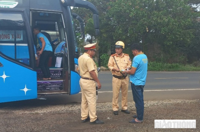 Một tổ TTKS Giao thông, Đội CSGT Đường bộ số 2 kiểm tra và phát hiện tài xế xe khách vi phạm nồng độ cồn vẫn vô tư điều khiển xe khách. Ảnh: N.H