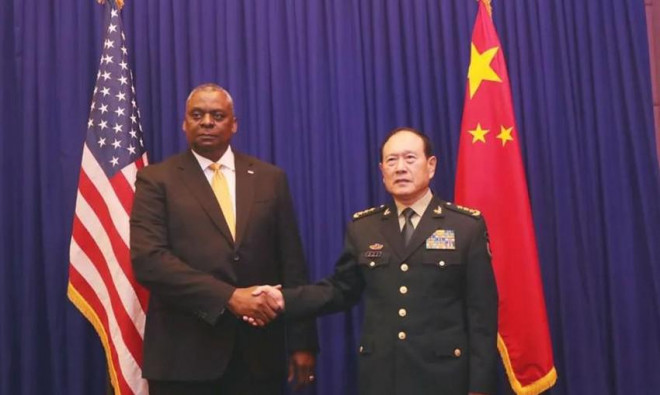 Bộ trưởng Bộ Quốc phòng Mỹ Lloyd Austin (trái) gặp người đồng cấp Trung Quốc Ngụy Phượng Hòa. Ảnh: BỘ QUỐC PHÒNG TRUNG QUỐC