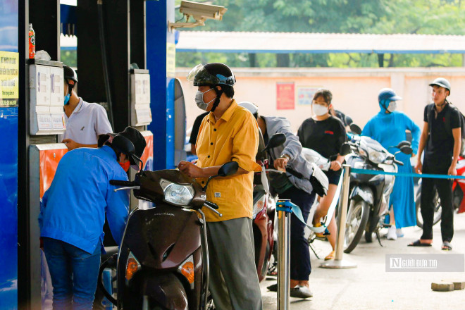 Tại cây xăng trên đường Lê Quang Đạo (Nam Từ Liêm) - vốn là điểm nóng với hình ảnh hàng dãy người xếp hàng kín chờ đổ xăng trong nhiều ngày trước đó, trung bình có khoảng hơn 10 xe đợi đến lượt đổ xăng, mỗi xe chỉ mất khoảng 5 phút là có thể đổ xong.