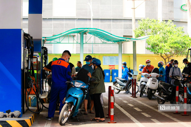 Bên cạnh đó, cũng không còn tình trạng cây xăng hạn chế mức mua 30-50.000 đồng/lần đối với xe máy hay 500.000 đồng/lần đối với ô tô như trước đây, người dân có thể mua thoải mái tùy theo nhu cầu sử dụng của mình.