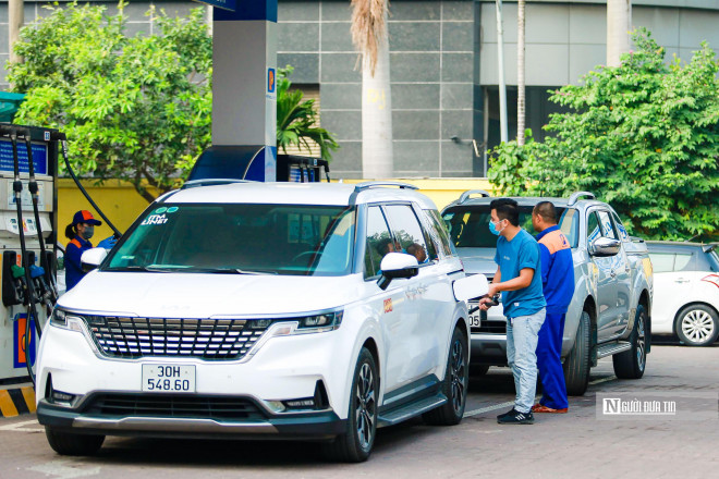 Theo ghi nhận tại các cây xăng ở Hà Nội, hầu như toàn bộ cột xăng đều đang hoạt động, không còn tình trạng bán hàng cầm chừng, điều này cũng trực tiếp giảm số lượng người phải chờ đợi.&nbsp;