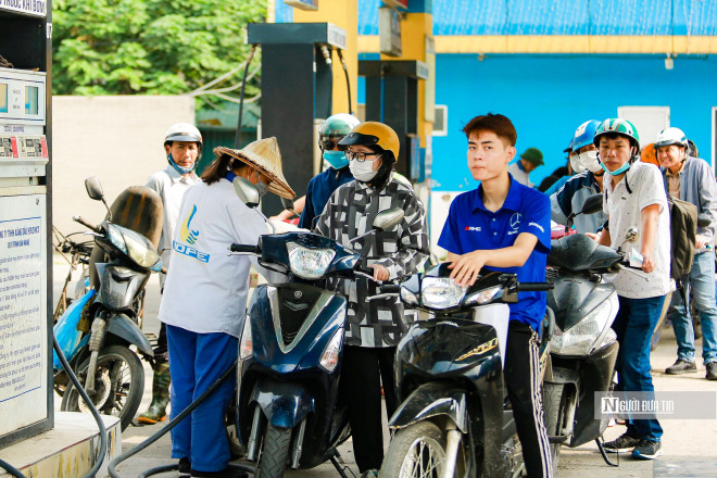 Theo điều chỉnh giá xăng dầu mới nhất của liên Bộ Công Thương - Tài chính, từ 15h ngày 21/11, giá xăng RON 95 giảm 80 đồng/lít, về mức 23.780 đồng một lít; giá xăng E5 RON 92 giảm 40 đồng/lít, về mức 22.670 đồng/lít.
