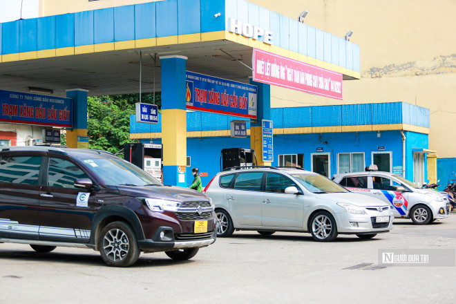 Cây xăng trên đường Dương Đình Nghệ (quận Cầu Giấy), lượng khách cũng khá ít.