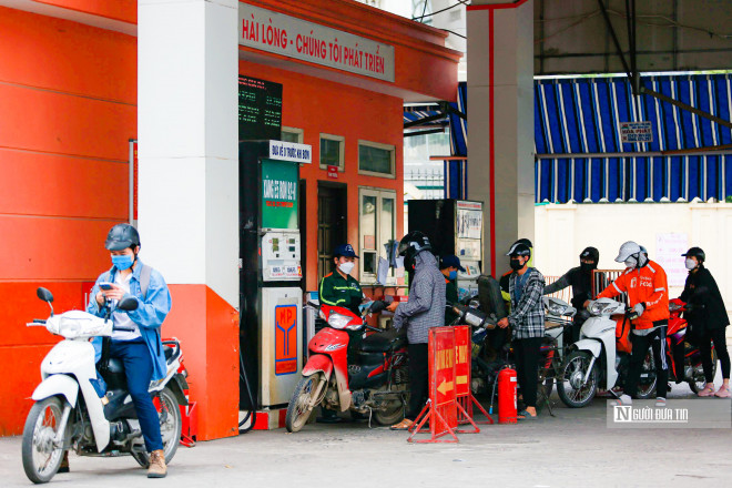 Theo dự báo của Bộ Công Thương, thời gian tới, tình hình thế giới còn phức tạp, khó lường, nguồn cung xăng dầu sẽ còn tiếp tục khó khăn, do đó Bộ này cho biết sẽ tập trung vào các giải pháp đã được Thủ tướng chỉ đạo tại công điện mới đây để đảm bảo nguồn cung ứng xăng dầu cho người dân.