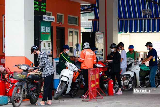 Đồng thời, rà soát sửa đổi Nghị định 95 và Nghị định 83 về kinh doanh xăng dầu theo trình tự, thủ tục rút gọn, đảm bảo hài hòa lợi ích của Nhà nước, người dân và doanh nghiệp.&nbsp;