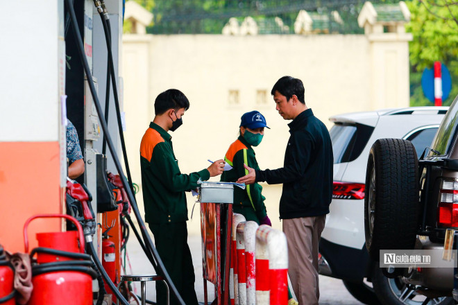 Theo đó, Bộ sẽ chỉ đạo các thương nhân đầu mối kinh doanh xăng dầu cung cấp đầy đủ xăng dầu cho thị trường trong nước, bảo đảm không để thiếu hụt xăng dầu, đáp ứng nhu cầu của nền kinh tế và tiêu dùng của xã hội, tăng cường kiểm tra, giám sát việc bảo đảm tổng nguồn xăng dầu tối thiểu.