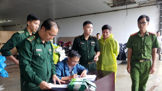 Lực lượng chức năng lập biên bản tiếp nhận các gói tinh thể nghi là ma túy đá. Ảnh: TH