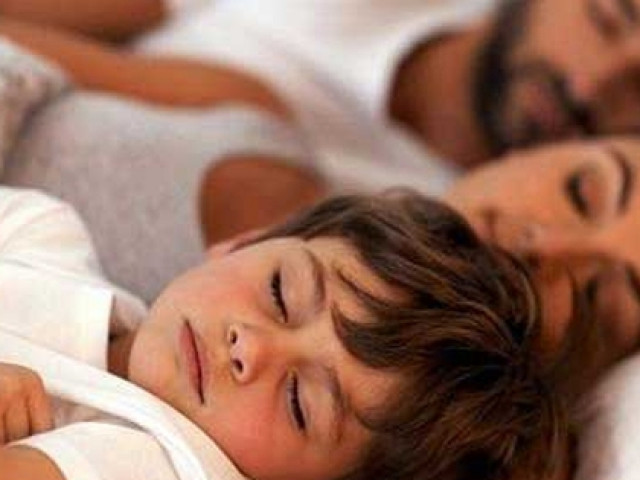 Giáo dục - du học - Trẻ nên ngủ với bố mẹ đến từ lứa tuổi này để tránh bị ảnh hưởng đến não bộ và dẫn đến hành vi xấu trong tương lai