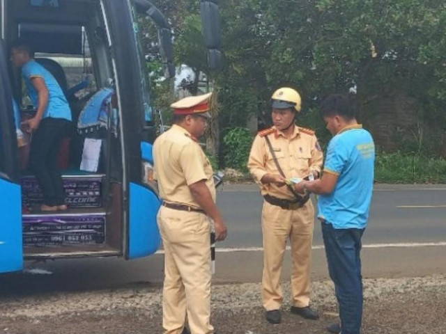 Tin tức trong ngày - Tài xế vi phạm nồng độ cồn vẫn ôm vô lăng chở hơn 20 hành khách