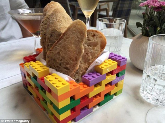 Bánh mì đựng trong các mảnh lego trông rất sáng tạo.

