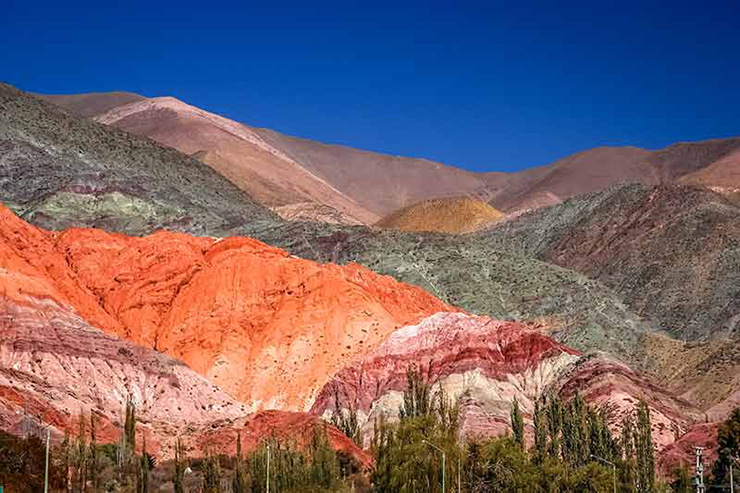 Di sản thế giới Quebrada Humahuaca: Hẻm núi Quebrada de Humahuaca là một thắng cảnh ấn tượng ở Argentina nhờ những tảng đá nhiều màu được hình thành từ hàng triệu năm trước bởi các mỏ khoáng sản.


