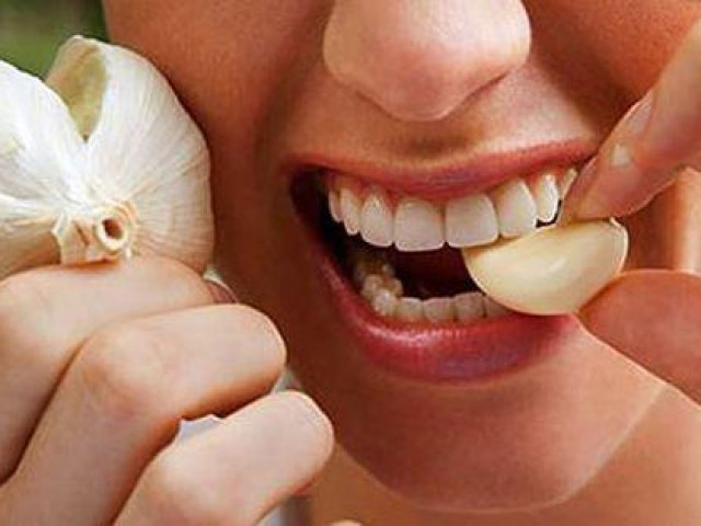 Tỏi lại gây tranh cãi, liệu nó gây hay chống ung thư? Nên ăn tỏi như thế nào và 7 mẹo để phòng ngừa bệnh này