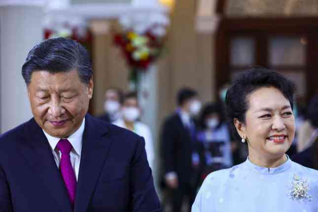 Bà Bành Lệ Viện cùng Chủ tịch Trung Quốc Tập Cận Bình đến thượng đỉnh G20 và cấp cao APEC trong tuần qua. (Ảnh: EPA-EFE)