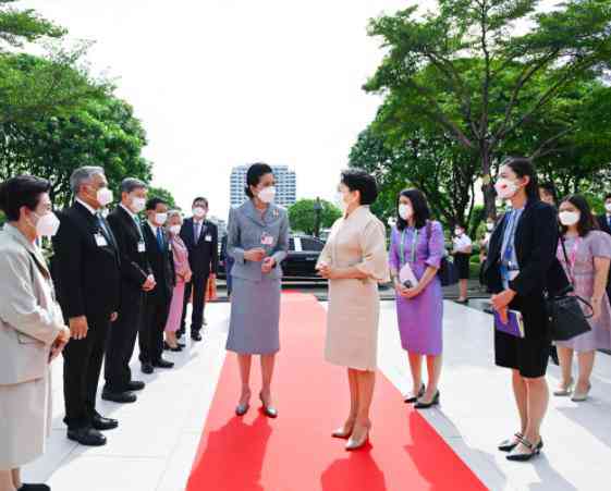 Bà Bành cùng phu nhân Thủ tướng Thái Lan Naraporn Chan-ocha thăm Viện Âm nhạc Công chúa Galyani Vadhana ở Bangkok. (Ảnh: Xinhua)