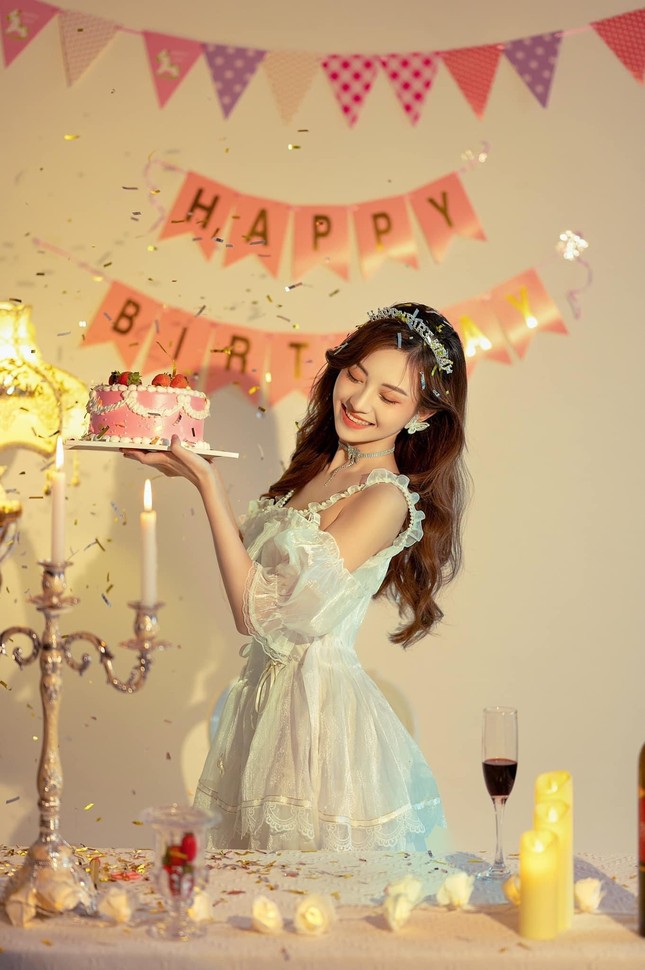 Qua những trải nghiệm, cùng câu chuyện của bản thân, Thúy Hạnh luôn lựa chọn sống tích cực, nỗ lực hết mình để theo đuổi một tương lai tốt đẹp, một ước mơ cho chính mình.