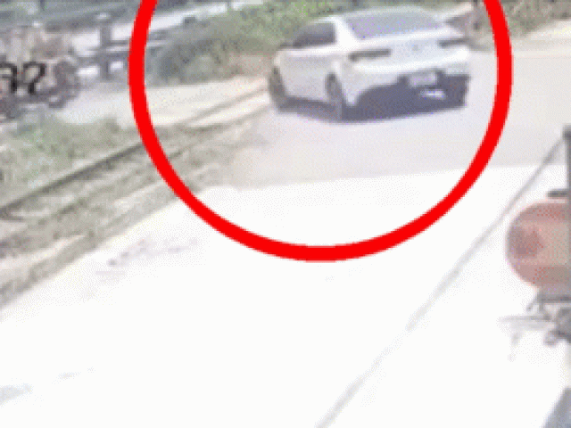 Clip: Băng qua đường ray không quan sát, nữ tài xế nhận kết đắng