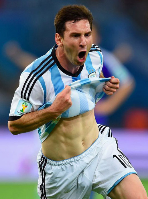 Dù là "gã lùn sân cỏ" nhưng Messi vẫn gây chú ý nhờ sở hữu body cơ bắp như nam thần - 5