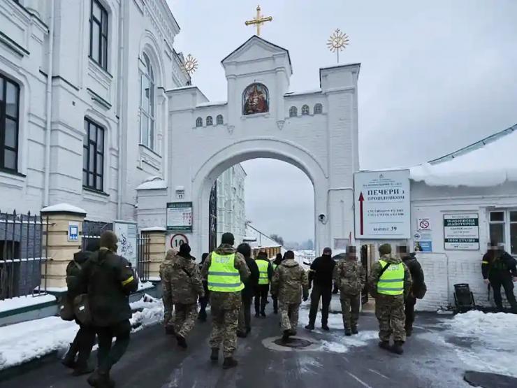 Thế giới - Đặc vụ Ukraine "đột kích" tu viện 1.000 năm tuổi ở Kiev