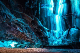 Du lịch - Chiêm ngưỡng hang động băng đẹp ngoạn mục ở Alaska, ai cũng muốn đến một lần trong đời