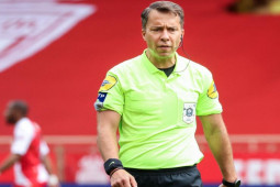 Sức khỏe đời sống - Trọng tài nổi tiếng Ligue 1 qua đời vì đột quỵ ngay trên sân tập, những yếu tố nào làm tăng nguy cơ bệnh?