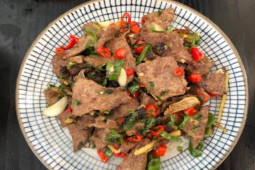 Ẩm thực - Bộ phận cực rẻ của con lợn nấu cách này thành món nhậu tuyệt đỉnh mùa World Cup