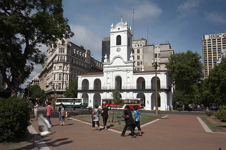 Khám phá Plaza Mayo: Plaza Mayo là quảng trường chính của thành phố nơi tràn ngập kiến ​​trúc châu Âu, trong đó có ngôi nhà màu hồng Casa Rosada, nơi Juan và Eva Peron từng vẫy tay chào đám đông từ ban công, Madonna cũng đã hát từ đây trong phim Evita. Địa danh nổi tiếng nhất của quảng trường là Nhà thờ lớn Metropolitana theo phong cách baroque, nơi có lăng mộ của vị anh hùng được kính trọng nhất của Argentina, Tướng Jose de San Martin.
