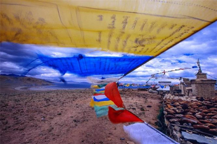 4. Có rất nhiều thắng cảnh nổi tiếng tại Tây Tạng, khung cảnh thiên nhiên và văn hóa của nơi này khác biệt hoàn toàn so với những nơi khác. Cung điện Potala, đỉnh Everest, sông Brahmaputra là những lý do để mọi người tìm tới Tây Tạng.
