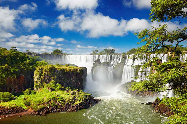 Khám phá vườn quốc gia Iguazu: Thác Iguazu là một trong những nơi tuyệt vời nhất để ghé thăm ở Argentina. Đi bộ dọc theo lối đi lát gỗ rộng lớn của công viên, thi thoảng dừng lại để chiêm ngưỡng khung cảnh thác nước đẹp như tranh vẽ được bao quanh bởi khu rừng nhiệt đới nguyên sinh là một trải nghiệm tuyệt vời.
