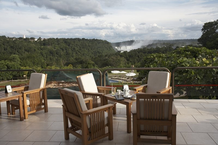 Uống ly cocktail Caipirinha trong rừng: Nhấm nháp ly cocktail và ngắm nhìn thác Iguazu là một trong những kỷ niệm tuyệt vời đáng nhớ ở Argentina. Khung cảnh đẹp nhất tiếp theo là từ ban công phòng của bạn (hãy thử Gran Melia Iguazu trong công viên quốc gia) trong khi nhấm nháp ly cocktail Caipirinha.
