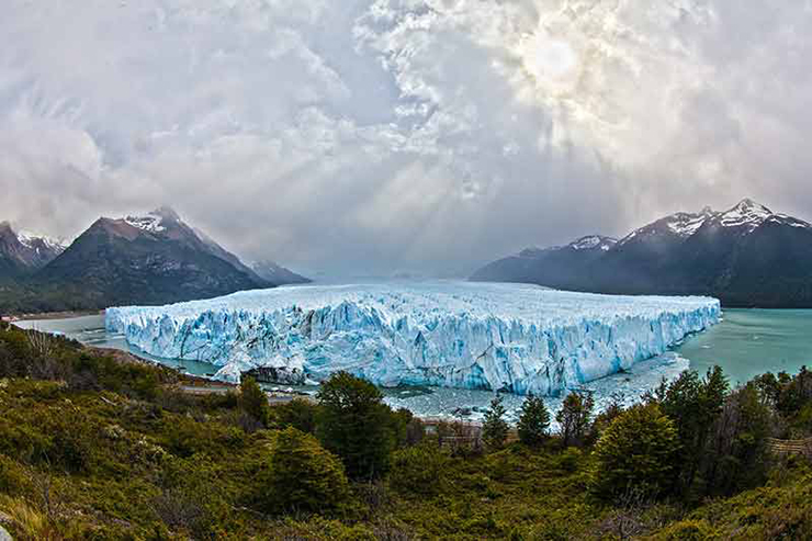 Đi du thuyền đến Perito Moreno Glacier: Cách El Calafate 78 km là sông băng Perito Moreno trong Công viên Quốc gia Los Glaciares, nơi đã được UNESCO công nhận là Di sản Thế giới. Đi du thuyền đến sông băng Perito Moreno là một trong những trải nghiệm tuyệt nhất ở Argentina.
