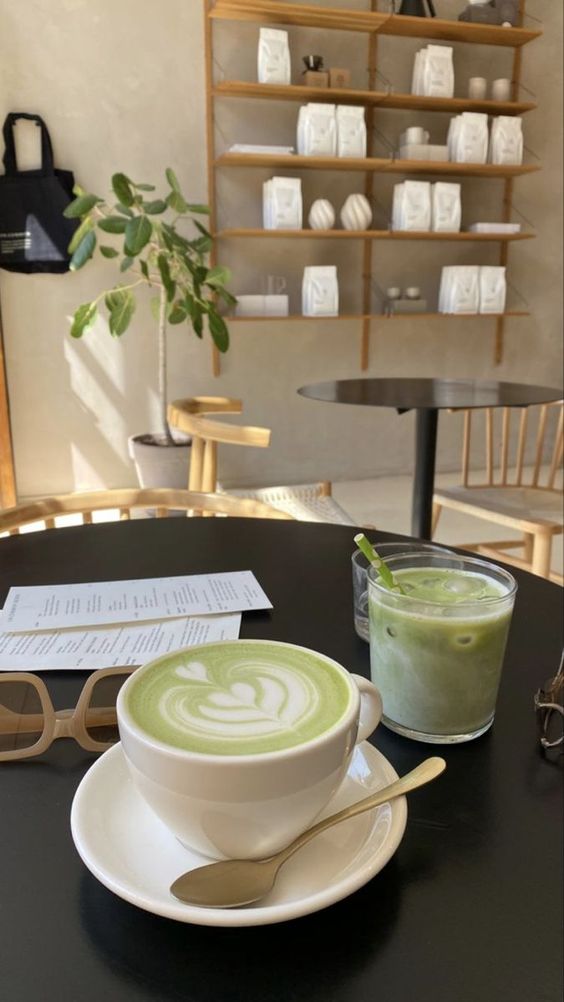 Vì vậy, Hainla cho biết uống trà xanh là một ý tưởng tuyệt vời, đặc biệt nếu bạn đang phải vật lộn với mụn trứng cá, vì chất EGCG trong trà xanh có thể làm chậm hoặc ngăn chặn sự phát triển của mụn trứng cá.