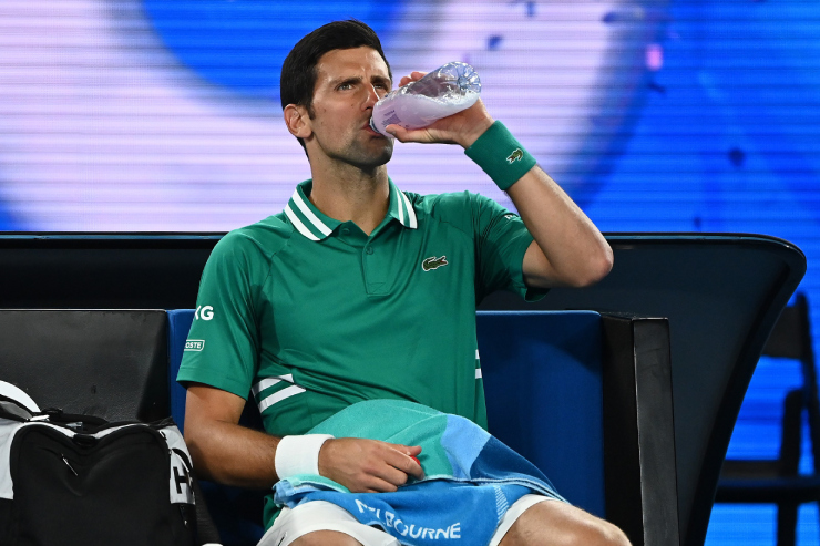 Djokovic giải thích đơn giản, thứ nước anh uống là "sữa dê"