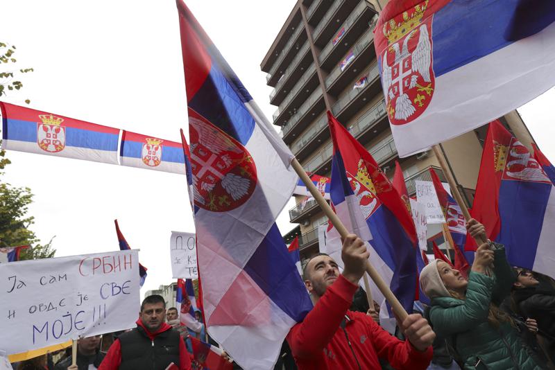 Người Serbia tại Kosovo biểu tình phản đối kế hoạch đổi biển số xe của chính quyền Kosovo ngày 6/11. Ảnh: AP