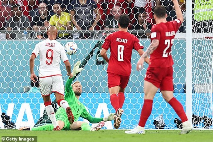 Tình huống thủ môn&nbsp;Schmeichel&nbsp;cứu thua cho Đan Mạch trong hiệp 1