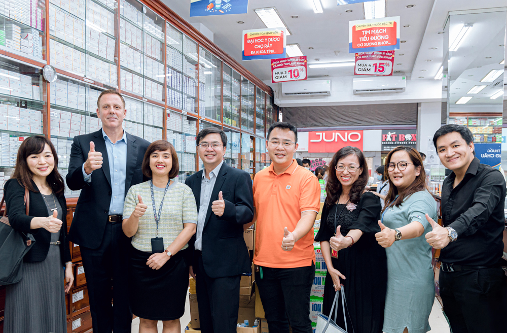 Phó Chủ tịch toàn cầu ông Andre Musto cùng các lãnh đạo cấp cao của Merck và bà Nguyễn Đỗ Quyên - Giám đốc điều hành FPT Long Châu.