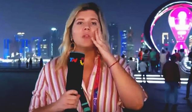 Nữ phóng viên truyền hình Argentina tác nghiệp tại World Cup 2022 ở Qatar.